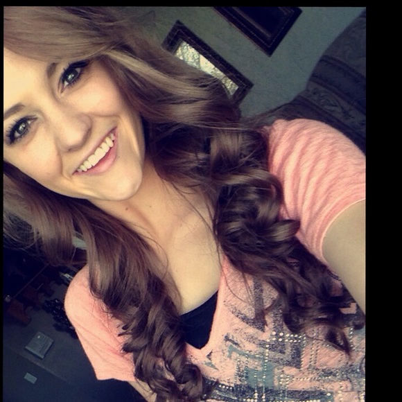 Profile Picture of Crystal Hemsley (@crystal_hemsley) on Poshmark