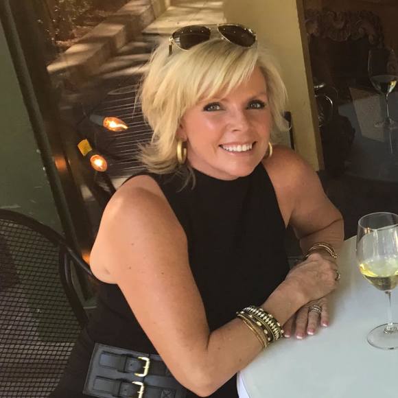 Profile Picture of Lisa Cassell (@lbcassell) on Poshmark