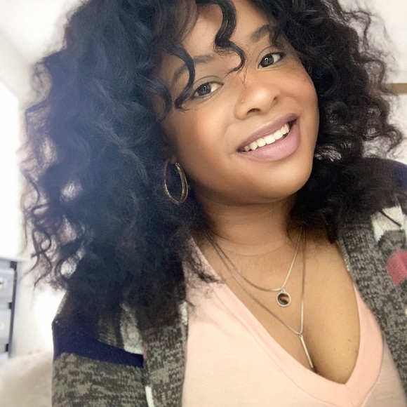 Profile Picture of Bianca Boston (@bee_love12) on Poshmark