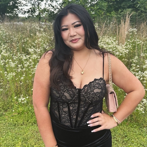 Profile Picture of Rachel Humphrys (@rachelxh973) on Poshmark