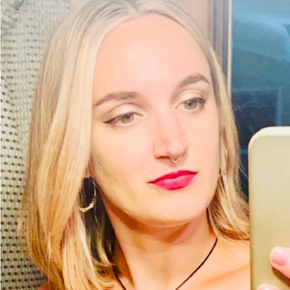 Profile Picture of Ari Doccola (@arianadoccola) on Poshmark