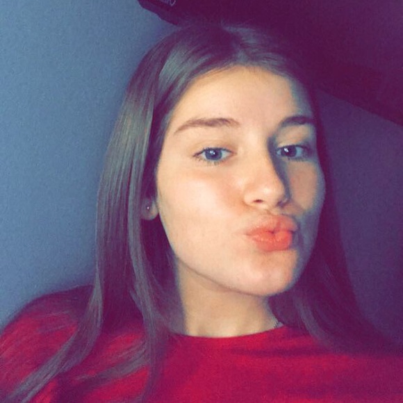 Profile Picture of Caroline Toups (@carrotshine_) on Poshmark