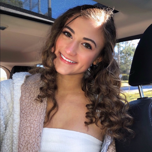 Profile Picture of Heidi Kupfer (@heidihkup) on Poshmark