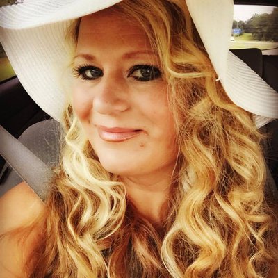 Profile Picture of Lisa Craig (@primsydoodles) on Twitter