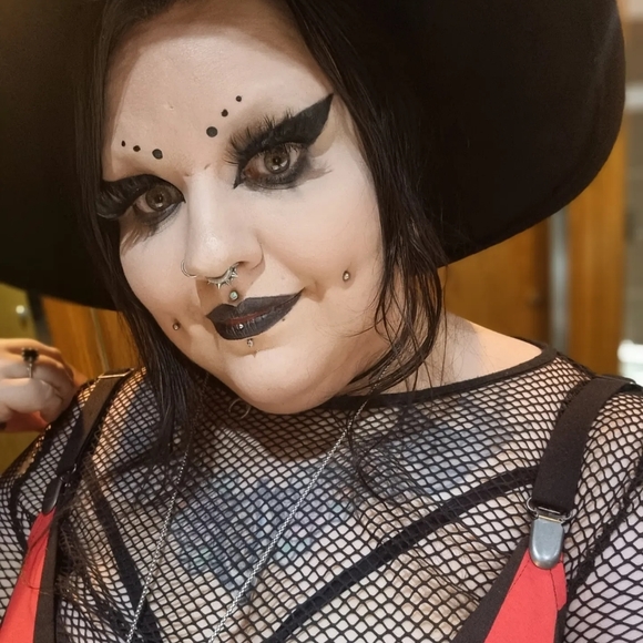 Profile Picture of Ellen Gartside (@gvthitelle) on Poshmark