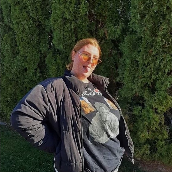 Profile Picture of Julia Hughes (@juliahughes500) on Poshmark