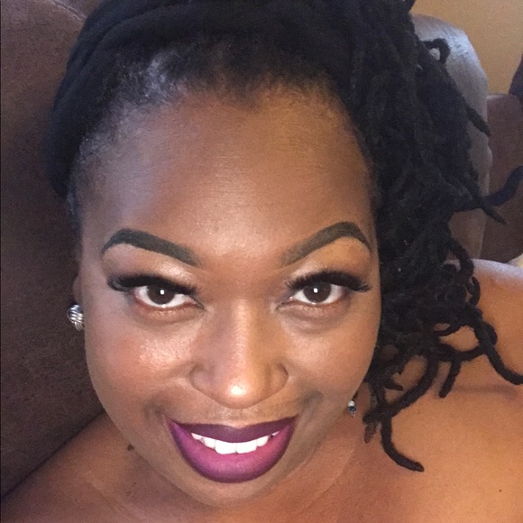 Profile Picture of Lizgenia Braithwaite (@buttacarmel) on Poshmark