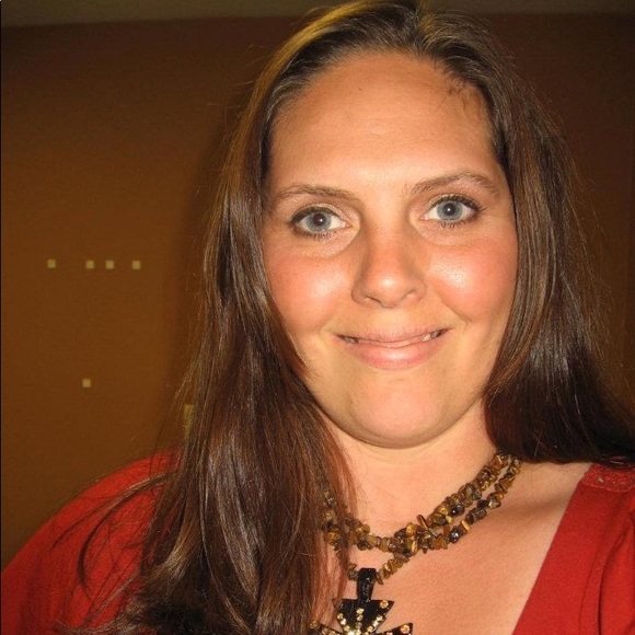 Profile Picture of Kim Klukas (@kim56093) on Poshmark