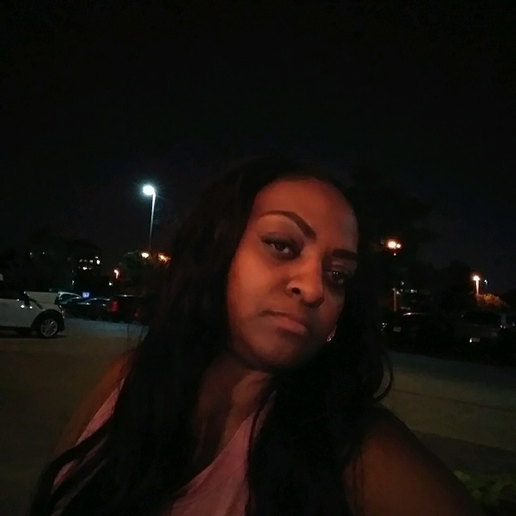 Profile Picture of Nakia Hawley (@nakiadhawley) on Poshmark