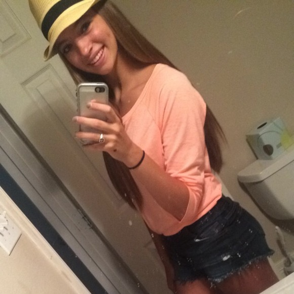 Profile Picture of Courtney Mccloney (@cmccloney16) on Poshmark