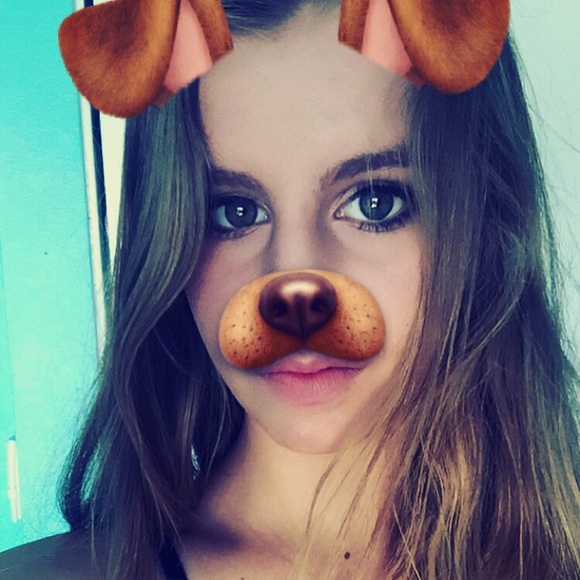Profile Picture of Emily Passalaqua (@empass16) on Poshmark