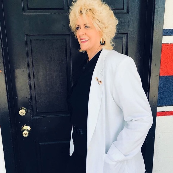 Profile Picture of Sharon Peetz (@sharonpeetz) on Poshmark