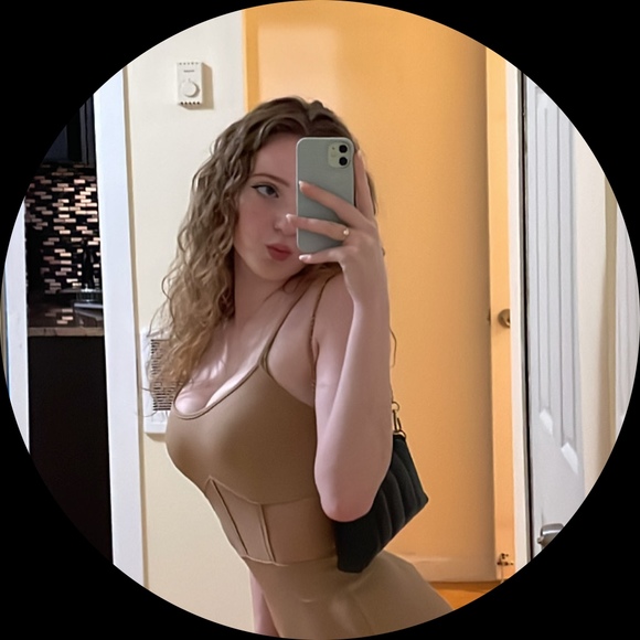 Profile Picture of Julia Heiden (@jaytaytxt) on Poshmark