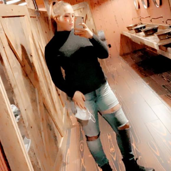 Profile Picture of Alexandrea Lynn (@alexandrealynn) on Poshmark