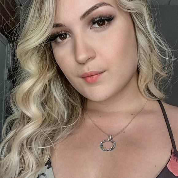 Profile Picture of Luana Lima (@lualima655) on Poshmark