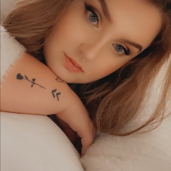 Profile Picture of Crystal Knox (@crystaalknox) on Poshmark