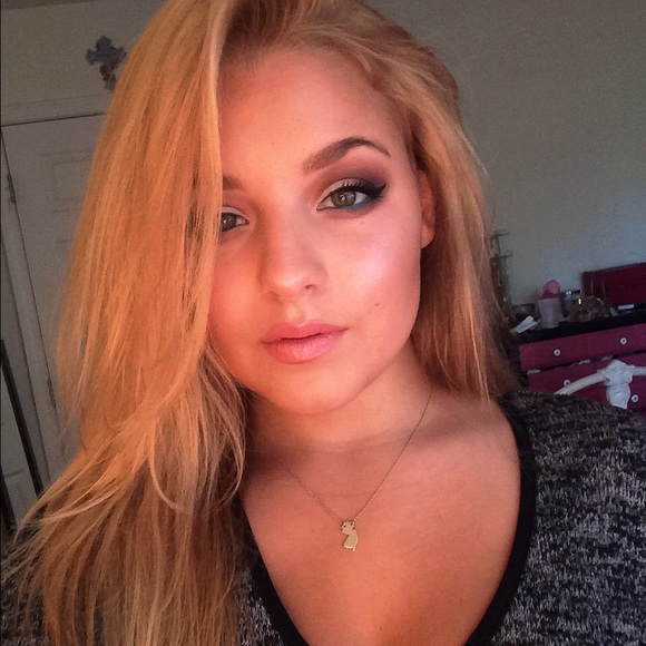 Profile Picture of Alyssa Orsini (@withlovealyssa) on Poshmark