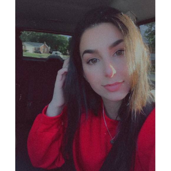 Profile Picture of Zeinab Hallal (@zeinabbell) on Poshmark