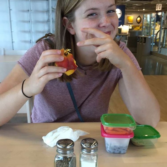 Profile Picture of Iris Moore (@iristhemoose) on Poshmark