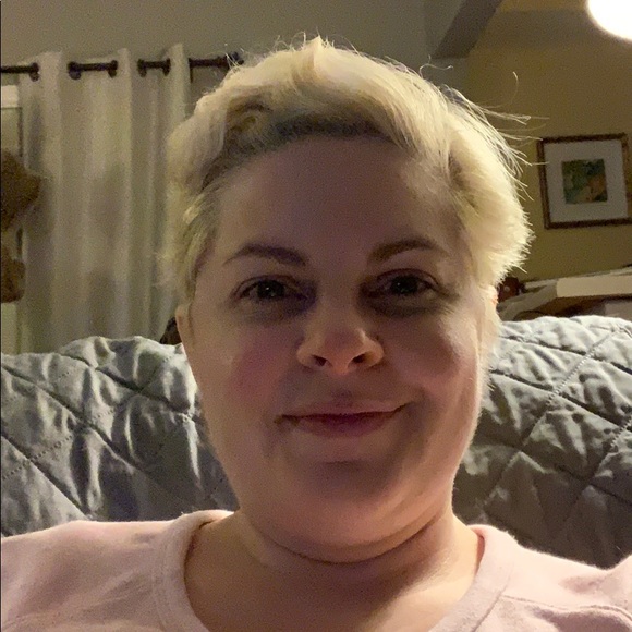 Profile Picture of Alicia Bunger (@acbunger) on Poshmark