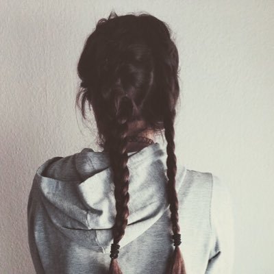 Profile Picture of Tara Kendall (@livewithwolves) on Twitter