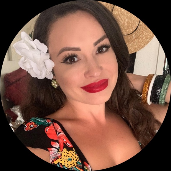 Profile Picture of Stephanie Louise (@stephlouisetcb) on Poshmark