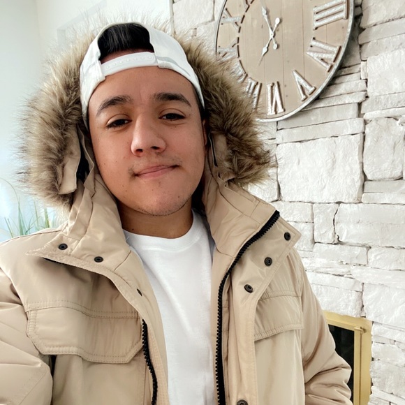 Profile Picture of Andrew Solis (@andrewsolis30) on Poshmark