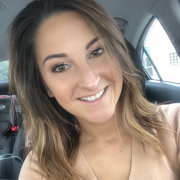 Profile Picture of Amanda Driskell (@ardrisk) on Poshmark