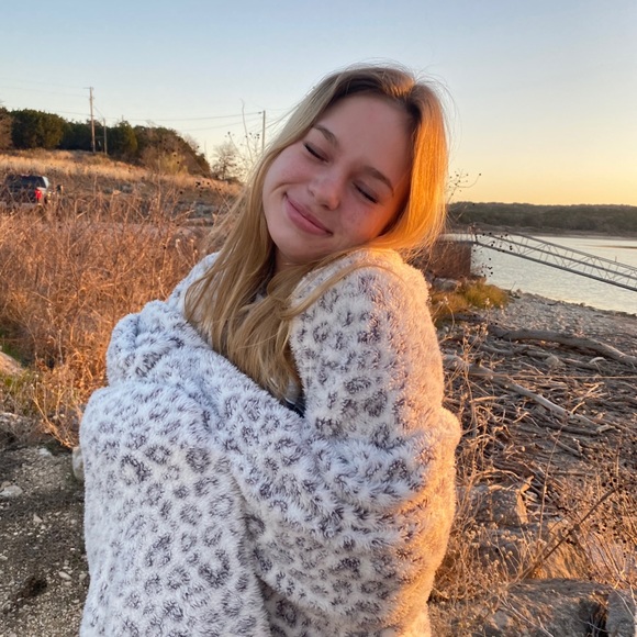 Profile Picture of Bailey Dyer (@baileydyerr) on Poshmark