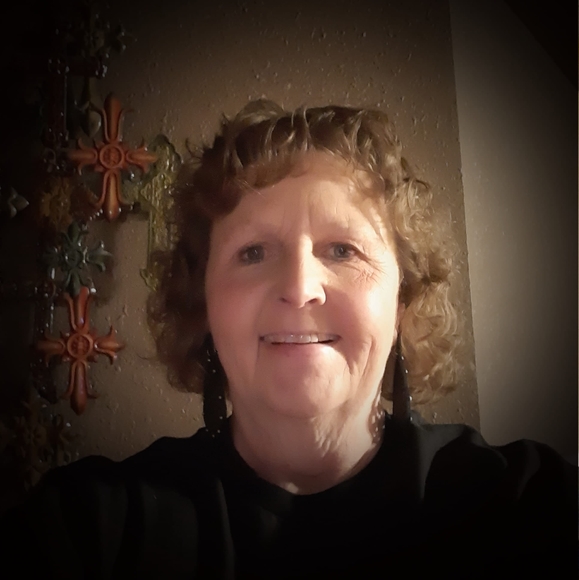 Profile Picture of Lindy Adkins (@lindy_adkins) on Poshmark