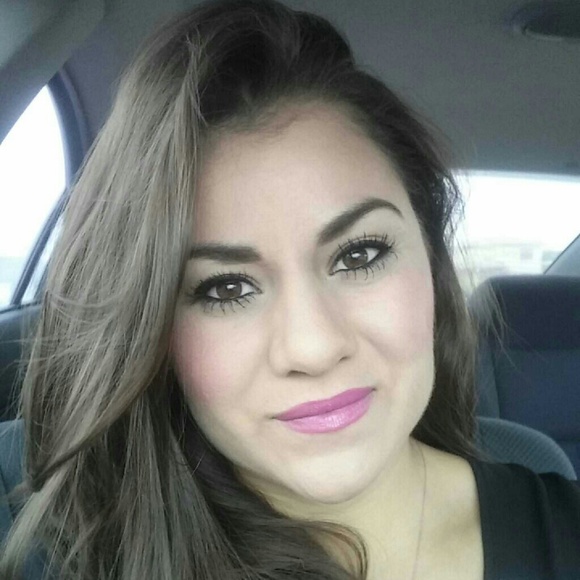 Profile Picture of Lizette Urrabazo (@lurrabazo) on Poshmark