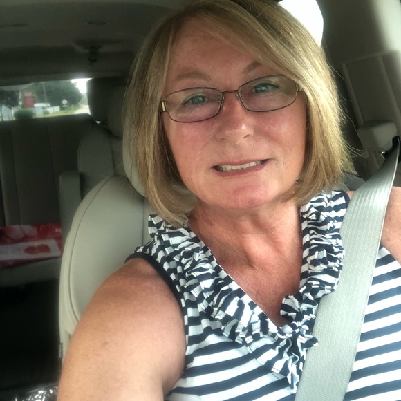 Profile Picture of Robin Barnes (@robingbarnes) on Poshmark