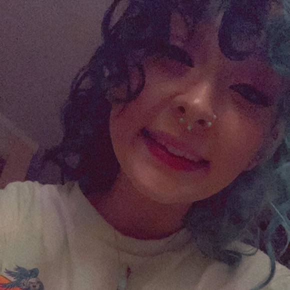 Profile Picture of Amber Lovelace (@lovelaceamber15) on Poshmark