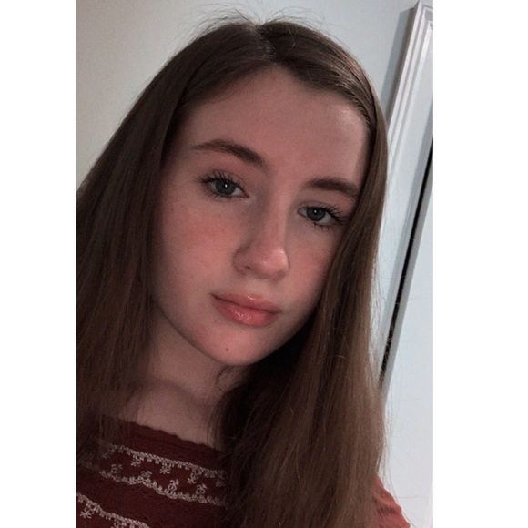 Profile Picture of Amber Ivy (@amberisbrokelol) on Poshmark