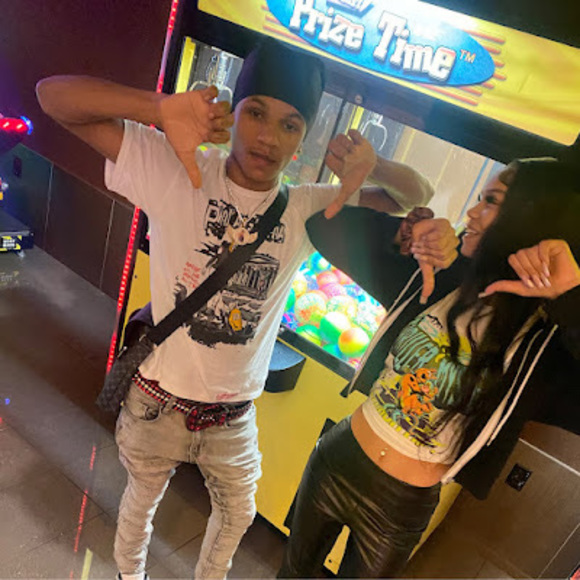 Profile Picture of Melissa Schrepfer (@melissaschrepfe) on Poshmark