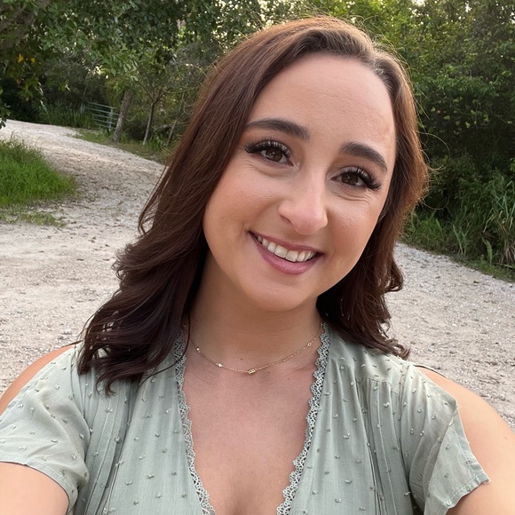 Profile Picture of Samantha Ardon (@srgenise) on Poshmark