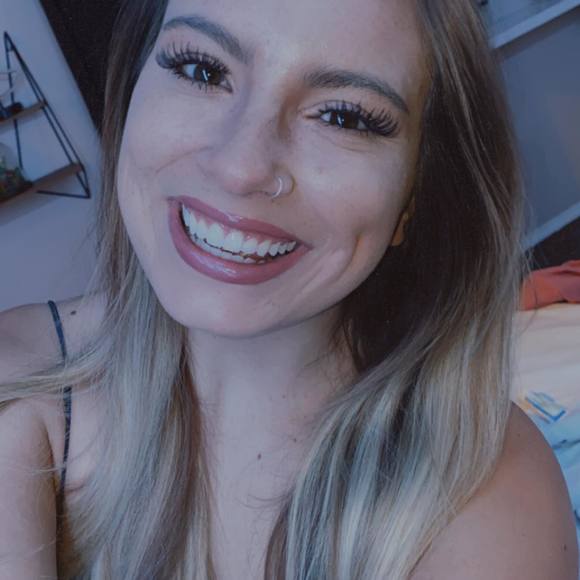 Profile Picture of Aryn Holybee (@aryn_holybee) on Poshmark