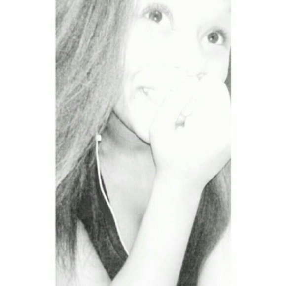 Profile Picture of Naudia Young (@naudiaomg) on Poshmark