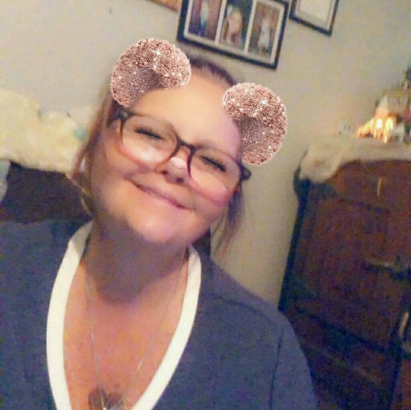 Profile Picture of Lisa Spegal (@lilhotnissan) on Poshmark