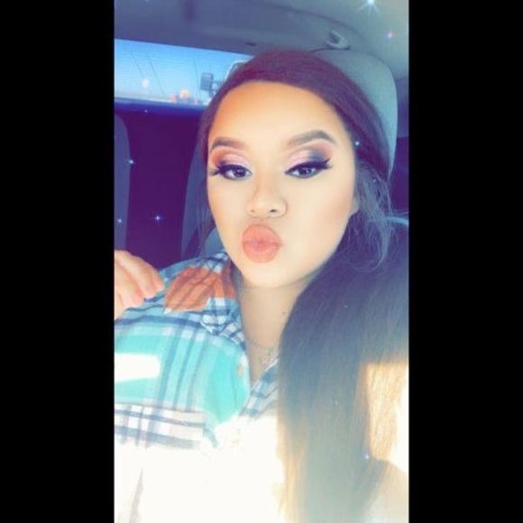 Profile Picture of Mariah Castro (@mariahcastro339) on Poshmark