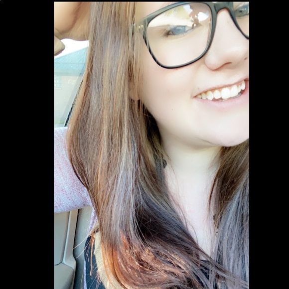 Profile Picture of Amanda Layton (@amandalayton572) on Poshmark