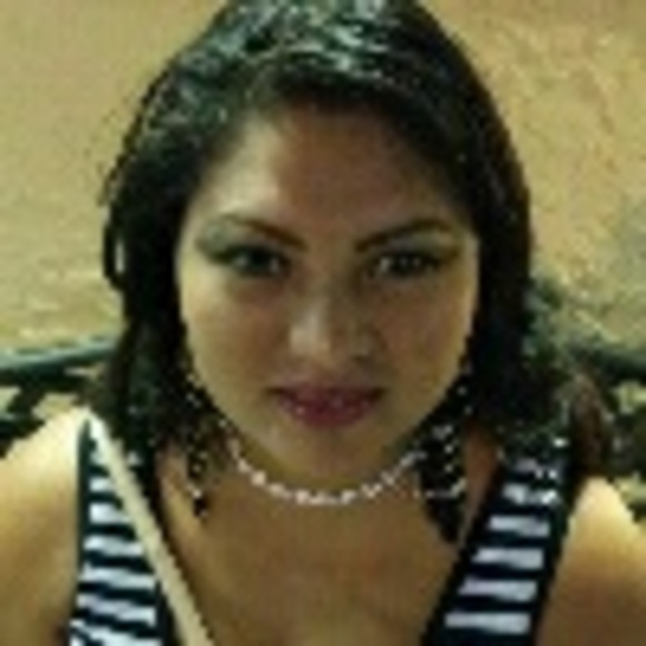 Profile Picture of Cley Lari (@cley) on Poshmark