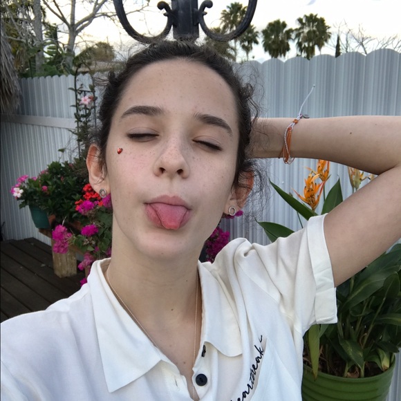 Profile Picture of Juliet Gonzalez (@julieisvogue) on Poshmark