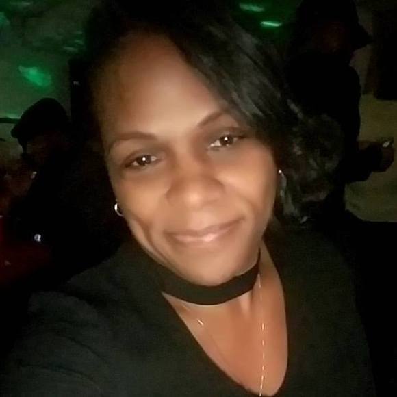 Profile Picture of Lori Nauden (@lpmn1024) on Poshmark