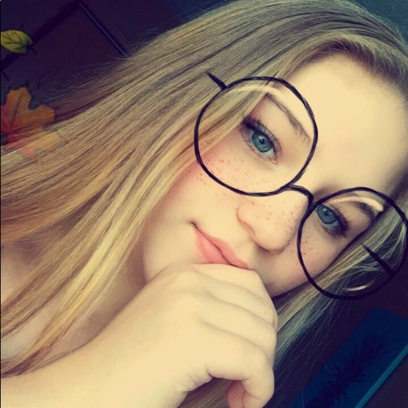 Profile Picture of Kaylee Forneris (@k_frizzell) on Poshmark