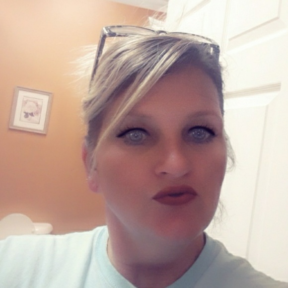 Profile Picture of Candida Pearson (@candypear) on Poshmark