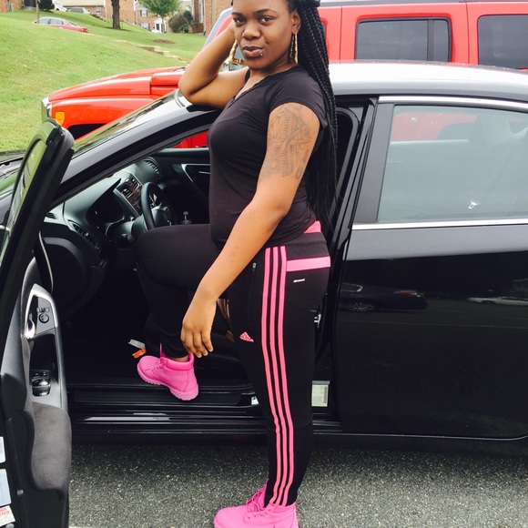 Profile Picture of Raneicha Broadnax (@raneichab) on Poshmark