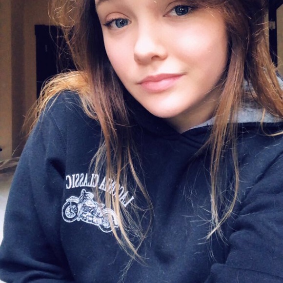 Profile Picture of Ali Schatz (@alischatz) on Poshmark