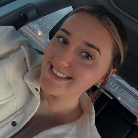 Profile Picture of Sarah Luciani (@sarah_kathleen2) on Poshmark