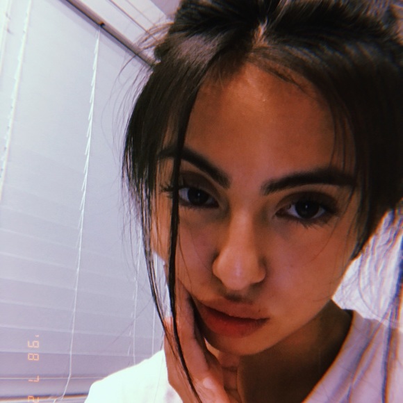 Profile Picture of Tabata Chaves (@tabatachaves) on Poshmark